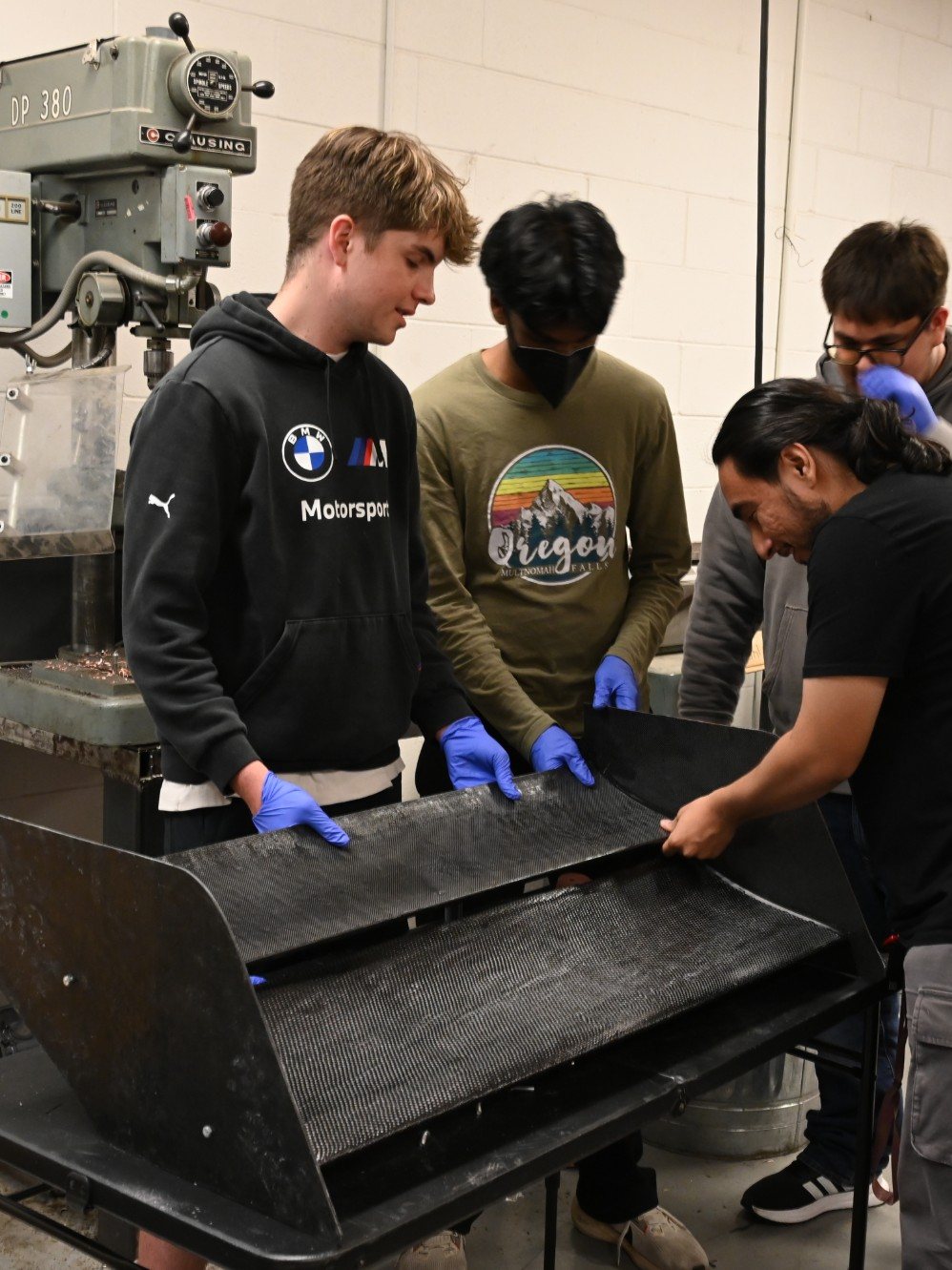 Fitting the finished wing elements between the endplates